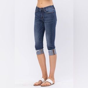 🆕 Judy Blue Mid Rise Destroyed Cuff Skinny Capri